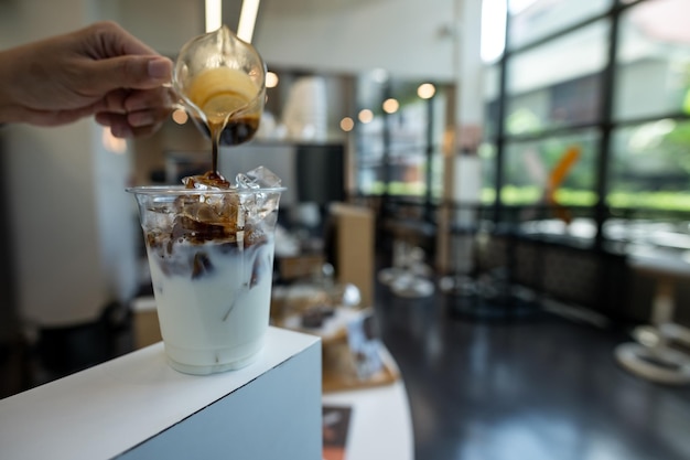 Koffie in een glas op de toonbank van een coffeeshop