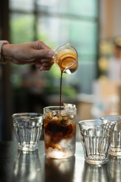 Foto koffie in een glas op een tafel in een café.