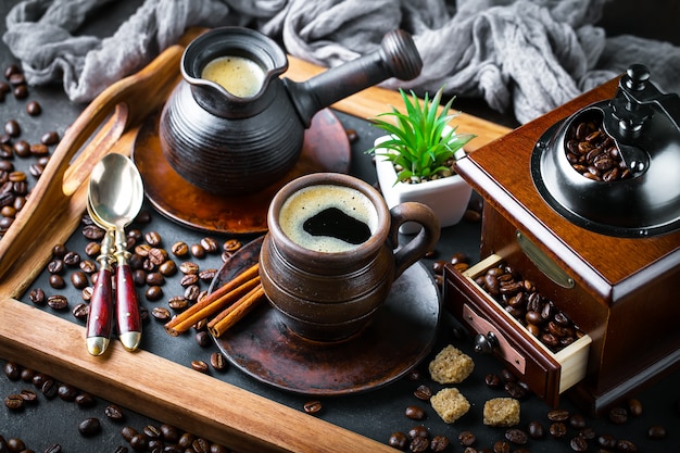 Koffie in een kop en schotel op een oude achtergrond