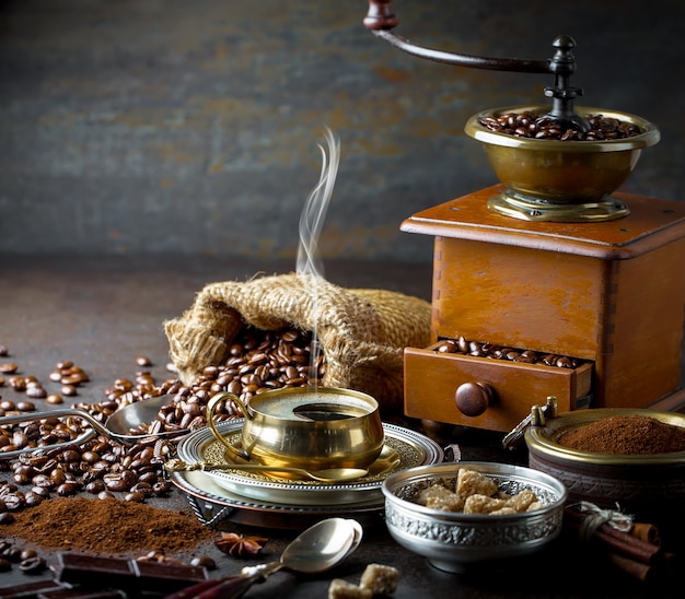 Koffie in een kop en schotel op een oude achtergrond