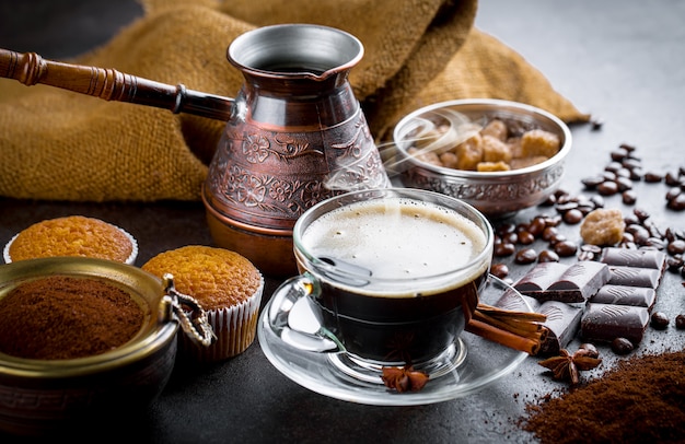 Koffie in een kop en schotel op een oude achtergrond