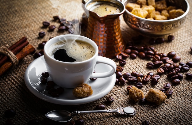 Koffie in een kop en schotel op een oude achtergrond