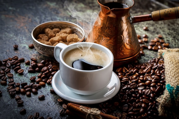 Koffie in een kop en schotel op een oude achtergrond