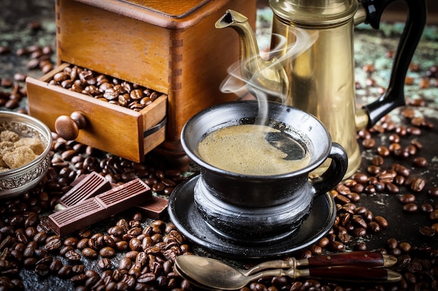 Koffie in een kop en schotel op een oude achtergrond