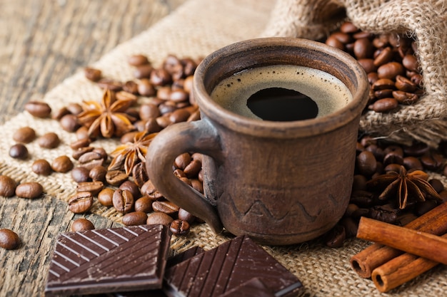 Koffie in een kop en schotel op een oude ruimte.