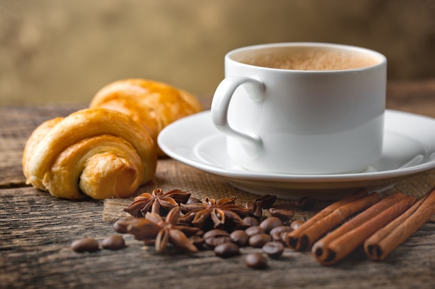 Koffie in een kop en schotel op een oude ruimte.