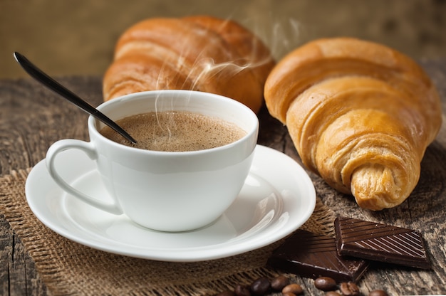 Koffie in een kop en schotel op een oude ruimte.