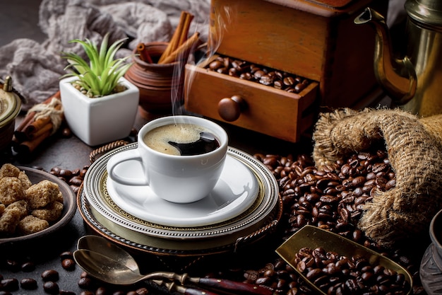 Koffie in een kop en schotel op een zwarte achtergrond