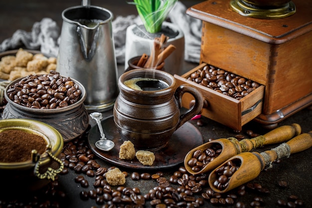 Koffie in een kop en schotel op een zwarte achtergrond