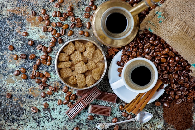 Koffie in een kop en schotel op oud.