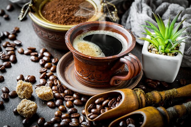 Koffie in een kop en schotel