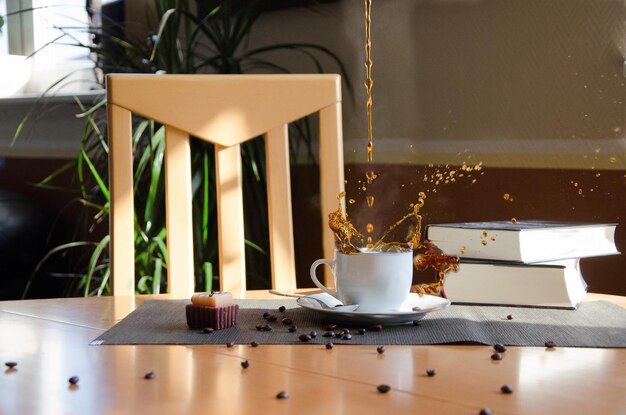 Foto koffie in een kopje bij boeken op tafel