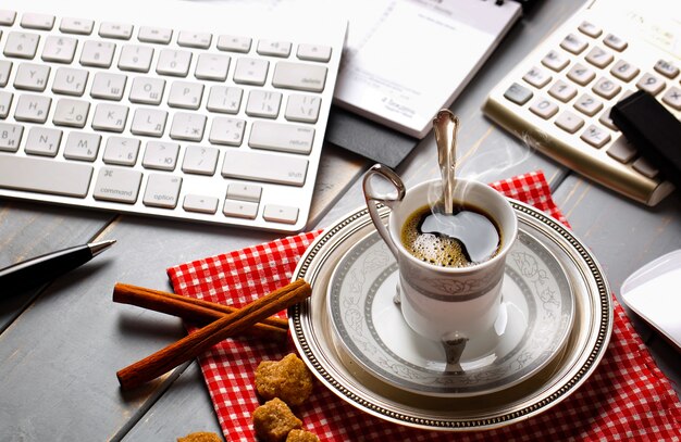 Koffie in een kopje op de achtergrond van items voor het zakendoen