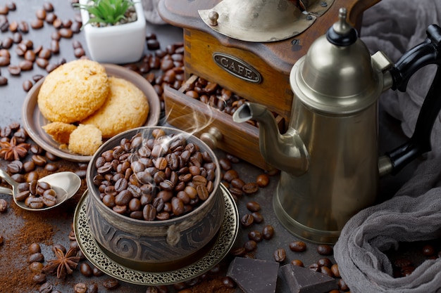 Koffie in een kopje op een achtergrond van koffiebonen, op een oude achtergrond