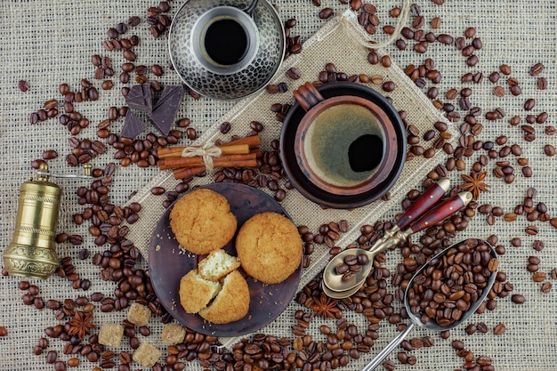 Koffie in een kopje op een oude achtergrond