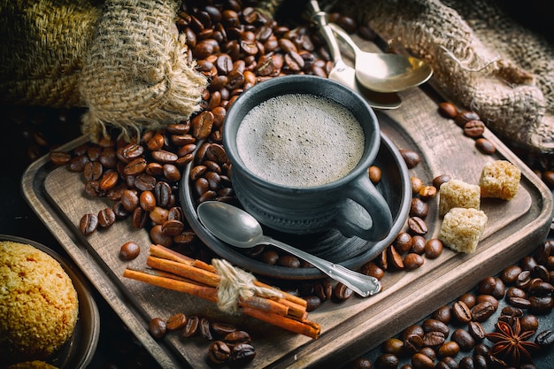 Koffie in een kopje op een oude achtergrond