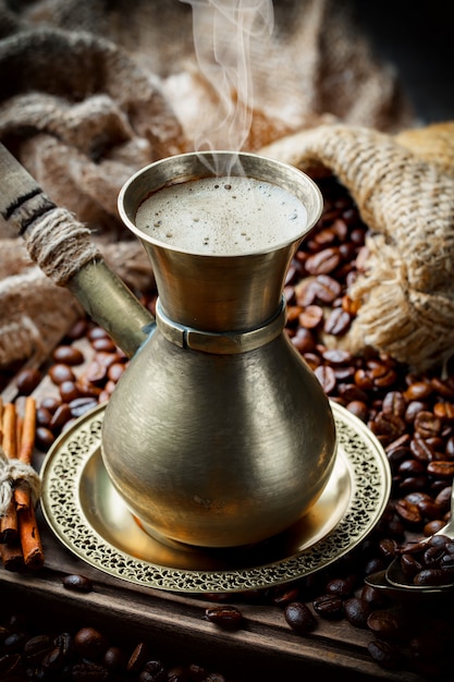 Koffie in een kopje op een oude achtergrond