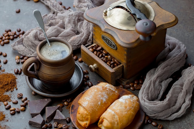 Koffie in een kopje op een oude achtergrond