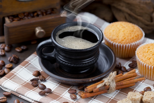 Koffie in een kopje op een oude achtergrond