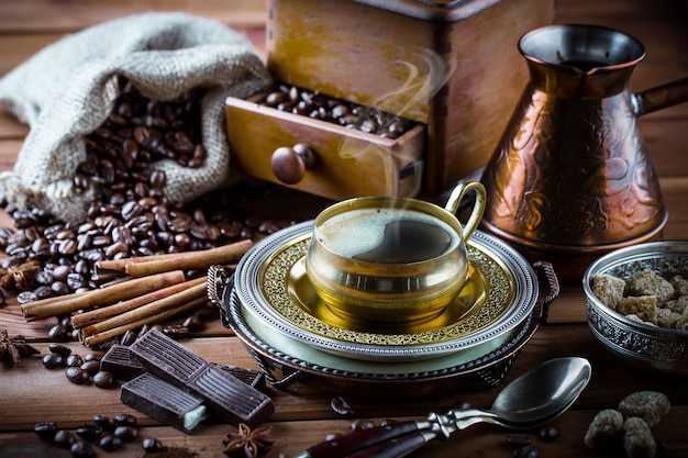 Koffie in een kopje op een oude ondergrond