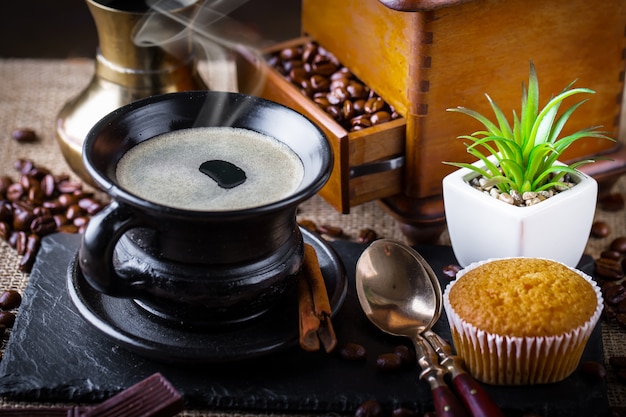 Koffie in een kopje op een oude tafel.