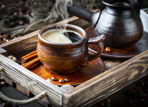 Koffie in een kopje op een oude tafel.