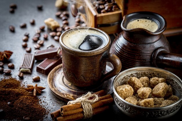 Koffie in een kopje op een oude tafel.