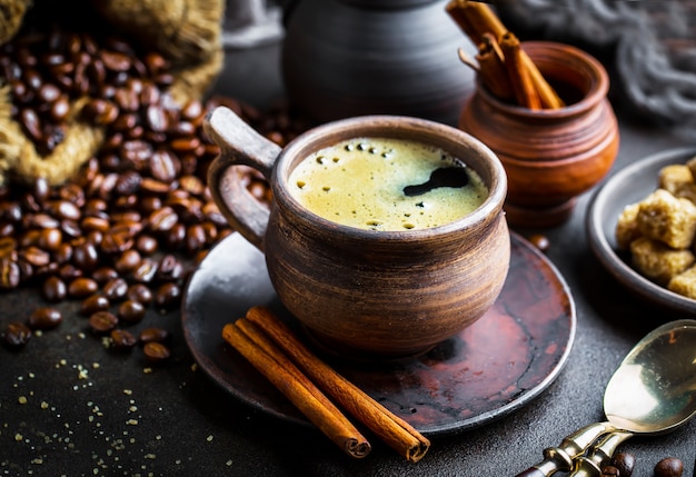 Koffie in een kopje op een oude tafel.