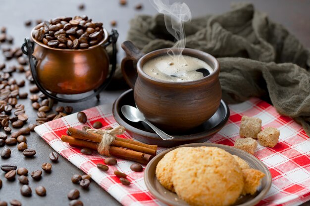 Koffie in een kopje op koffiebonen.