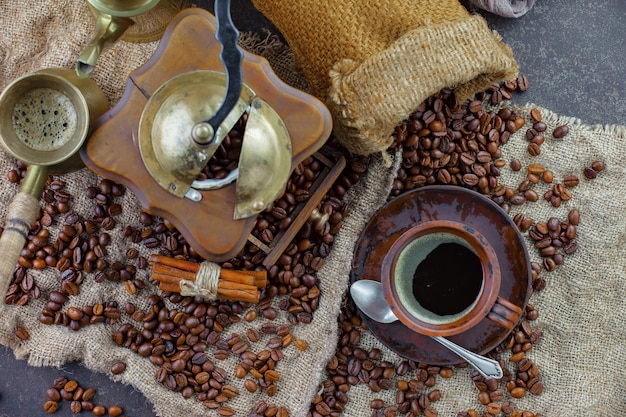 Koffie in een kopje op koffiebonen.