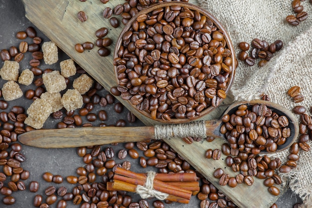 Koffie in een kopje op koffiebonen.