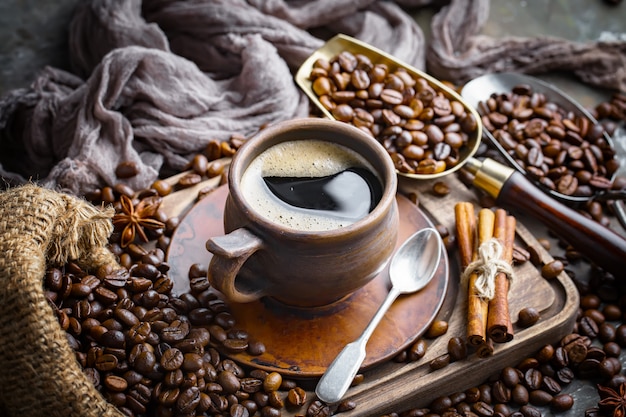 Koffie in een kopje op koffiebonen.