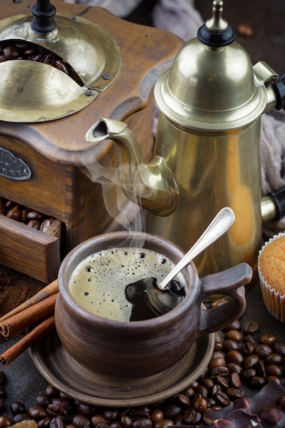 Koffie in een kopje op koffiebonen.