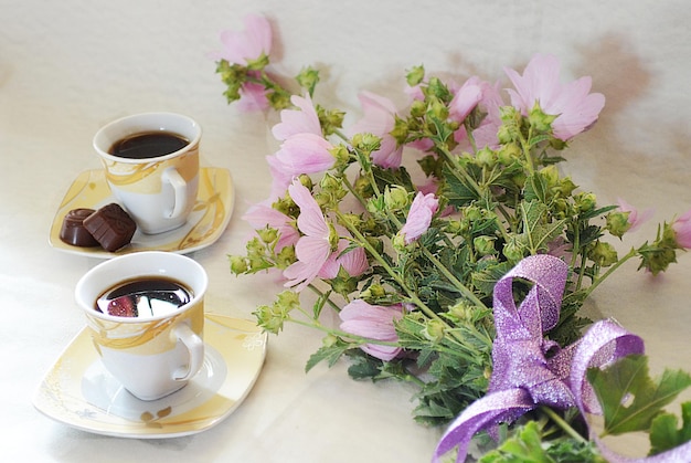 Koffie in een kopje, snoep, bloemen en een geschenkdoos