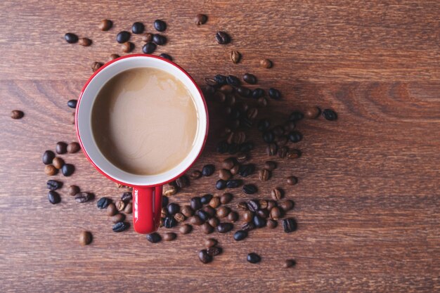 Koffie in een rode koffiekop op houten lijst