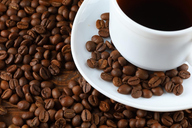 Koffie in een witte kop en koffiebonen