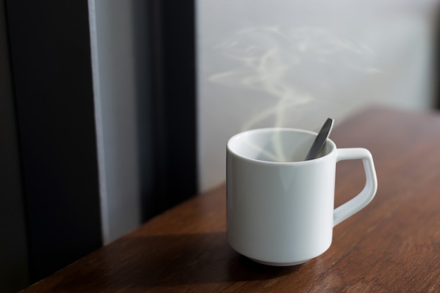 Foto koffie in een witte kop op de tafel