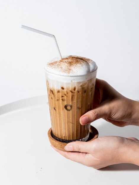 koffie in handglas ijskoffie op witte tafel