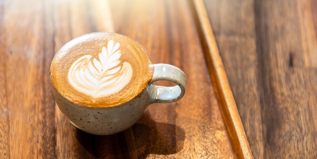 Koffie in keramische beker op houten tafel in café