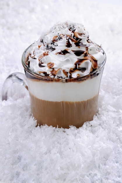 Koffie in slagroom met chocolade topping Irish cream