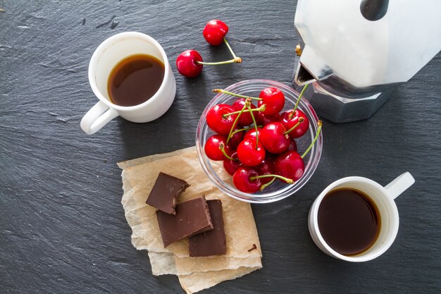 Koffie in witte koppen op houten planken