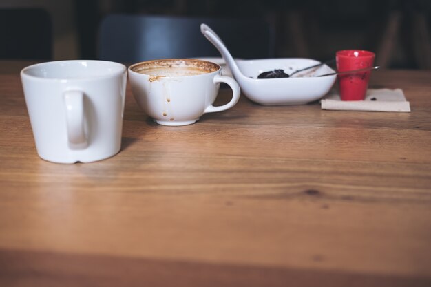 koffie kopjes op houten tafel