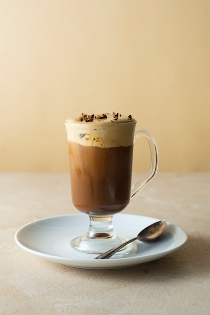 Koffie koud drankje glazen beker met ijs, lichte achtergrond