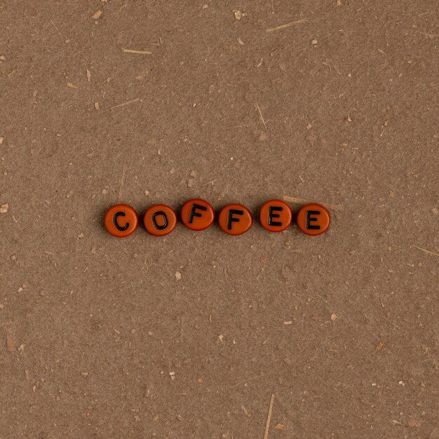 Koffie kralen tekst typografie op bruin