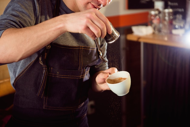 Koffie Latte Barista die patroon in een kop van koffiewinkel maakt.