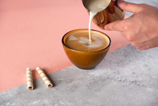 Koffie latte barista. man die een kopje koffie serveert