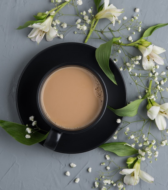 Koffie latte, bloemen, bovenaanzicht.