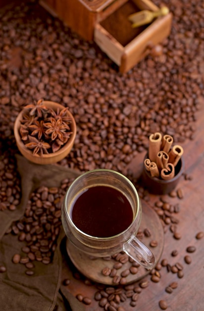 Koffie latte en koffiebonen op houten tafel