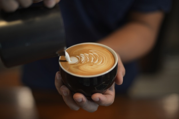 koffie latte kunst door barista