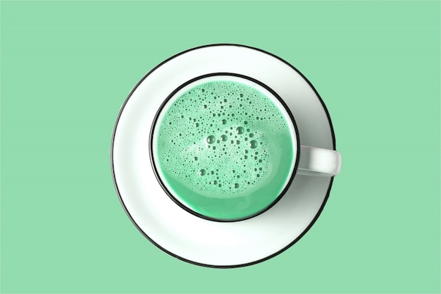 Koffie latte kunst in een kop afgezwakt tot lichte mint kleur op lichte mint